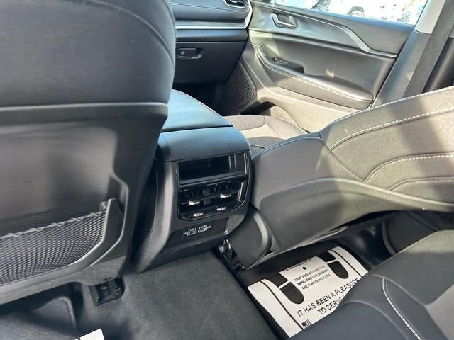 2023 Jeep Grand Cherokee Laredo 4x4