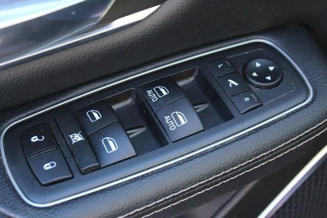 2020 RAM 1500 Laramie Crew Cab 4x4 5'7' Box