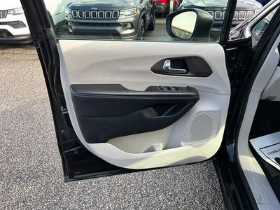 2022 Chrysler Voyager LX