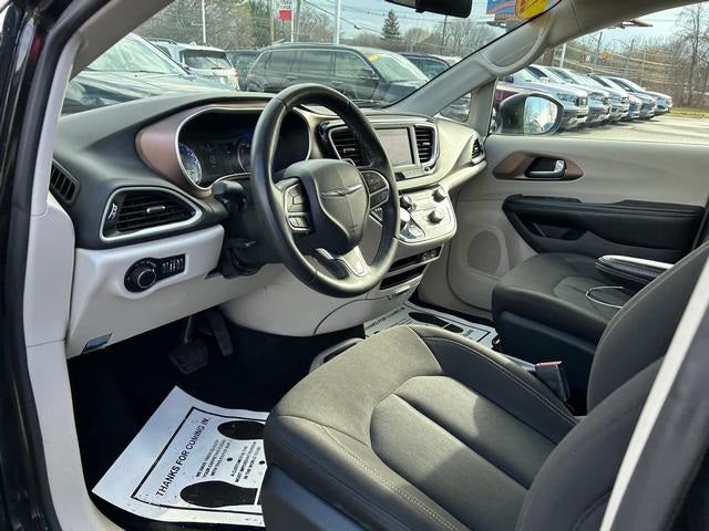 2022 Chrysler Voyager LX