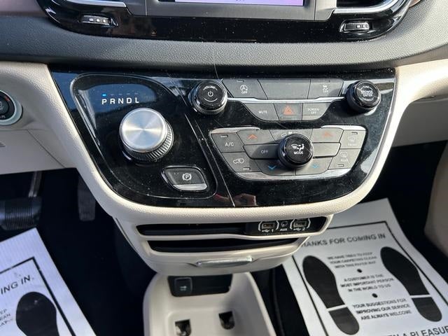 2022 Chrysler Voyager LX