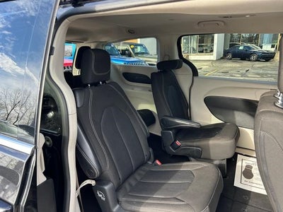 2022 Chrysler Voyager LX