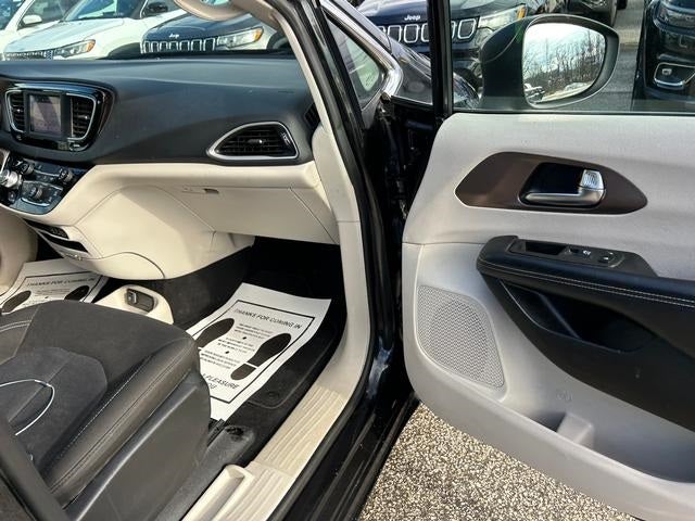 2022 Chrysler Voyager LX