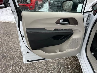 2024 Chrysler Voyager LX