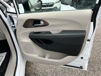 2024 Chrysler Voyager LX