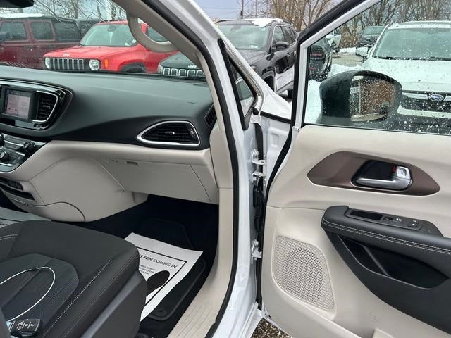 2024 Chrysler Voyager LX