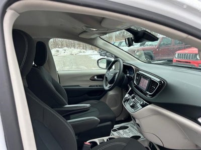 2024 Chrysler Voyager LX