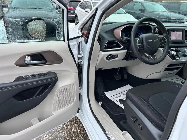 2024 Chrysler Voyager LX