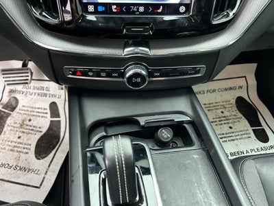 2022 Volvo XC60 Recharge Plug-In Hybrid T8 R-Design Extended Range