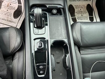 2022 Volvo XC60 Recharge Plug-In Hybrid T8 R-Design Extended Range